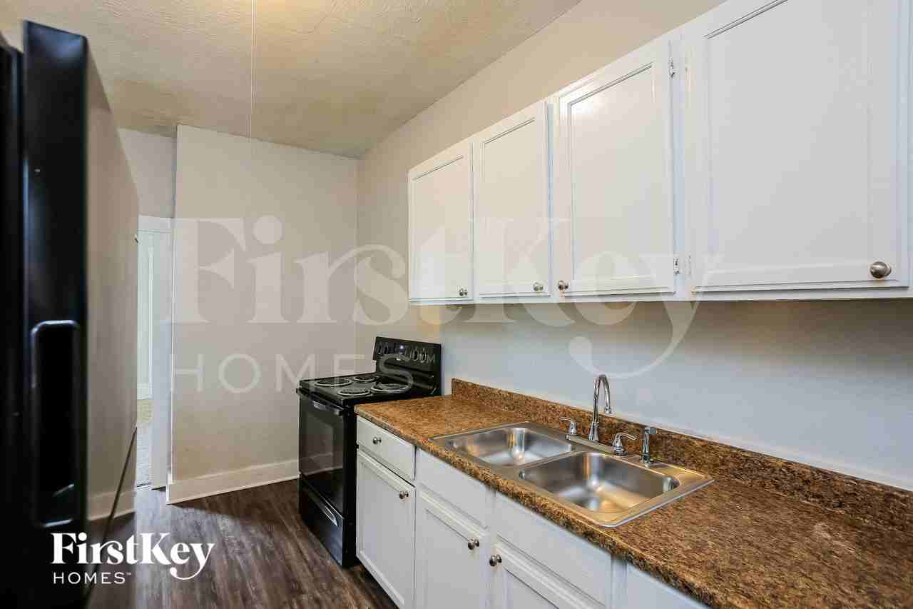 2447 Norton Ave - Photo 5 of 12