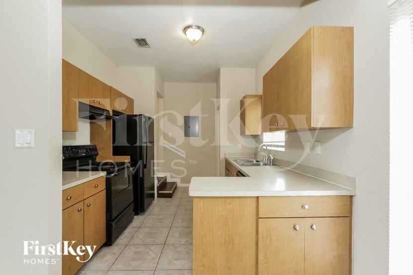 22363 Catherine Ave - Photo 5 of 15