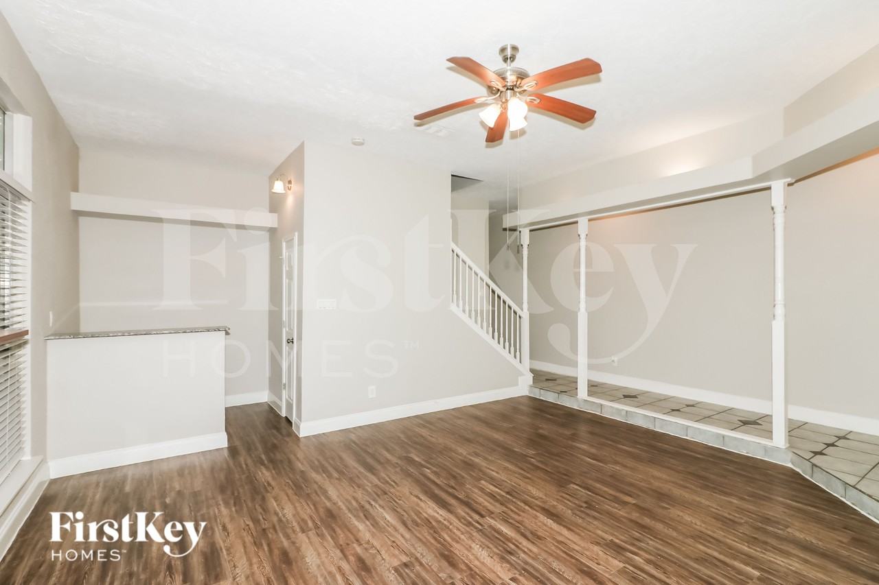 2106 Hazyknoll Ln - Photo 4 of 19
