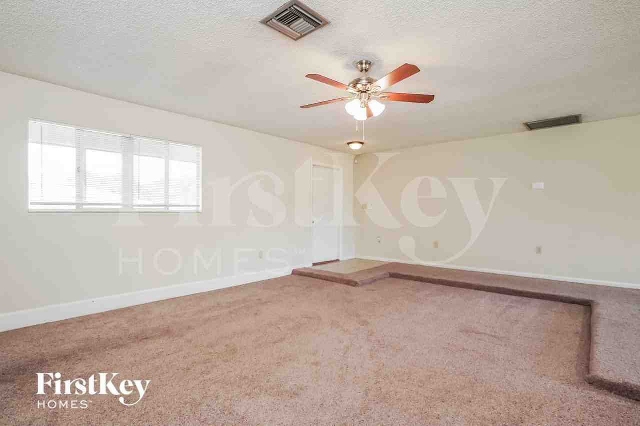 18125 Hilda Dr - Photo 3 of 15