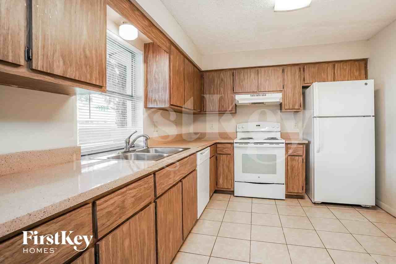 18125 Hilda Dr - Photo 5 of 15