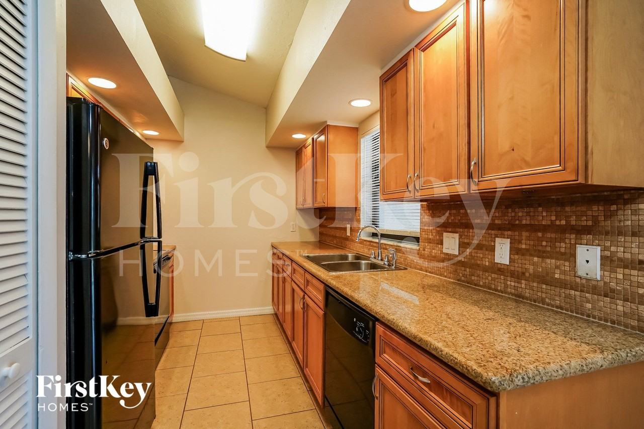 17460 Oriole Rd - Photo 6 of 15