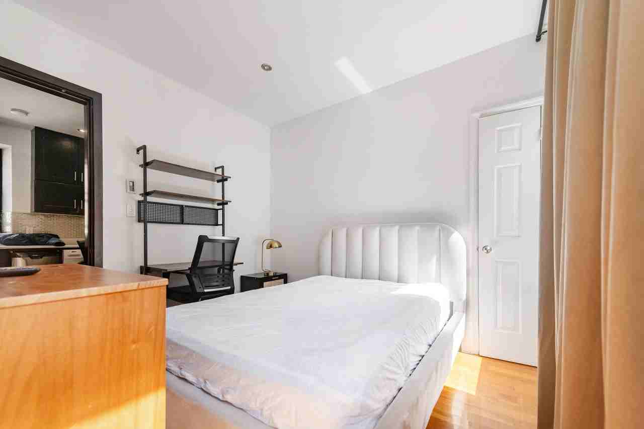 Private Bedroom in 4 Bedroom/1 Bathroom Home - Photo 3 of 9