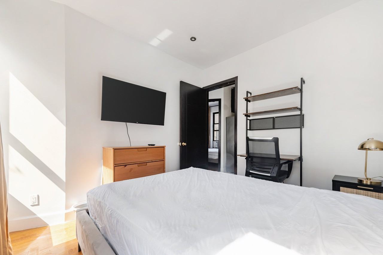Private Bedroom in 4 Bedroom/1 Bathroom Home - Photo 4 of 9