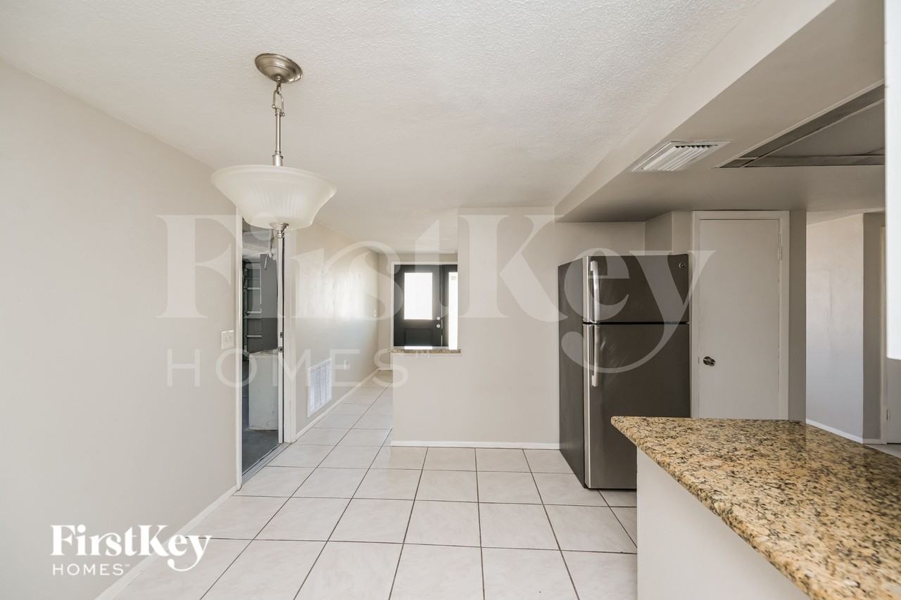 10905 Kingsbridge Rd - Photo 4 of 17