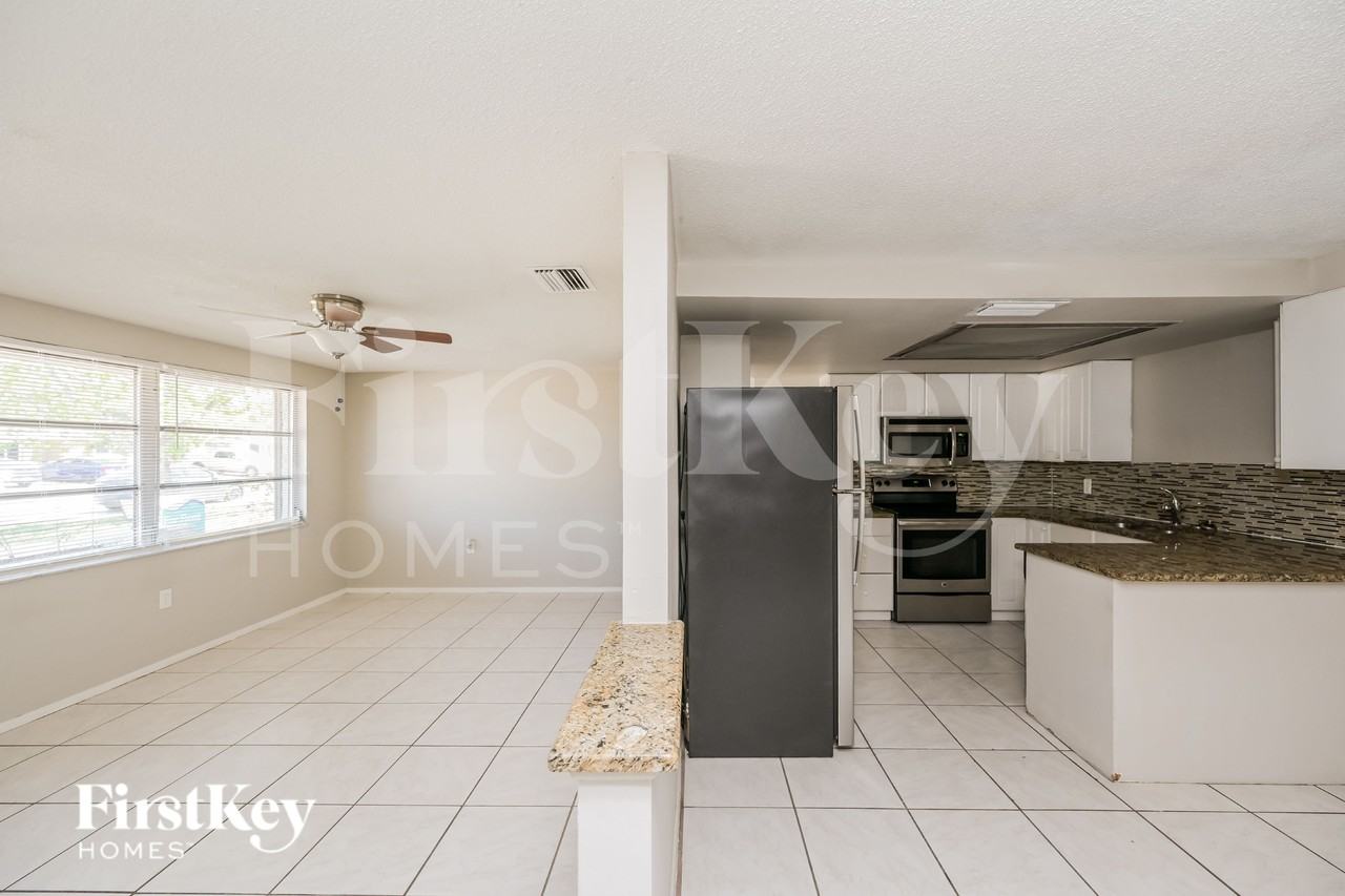 10905 Kingsbridge Rd - Photo 7 of 17
