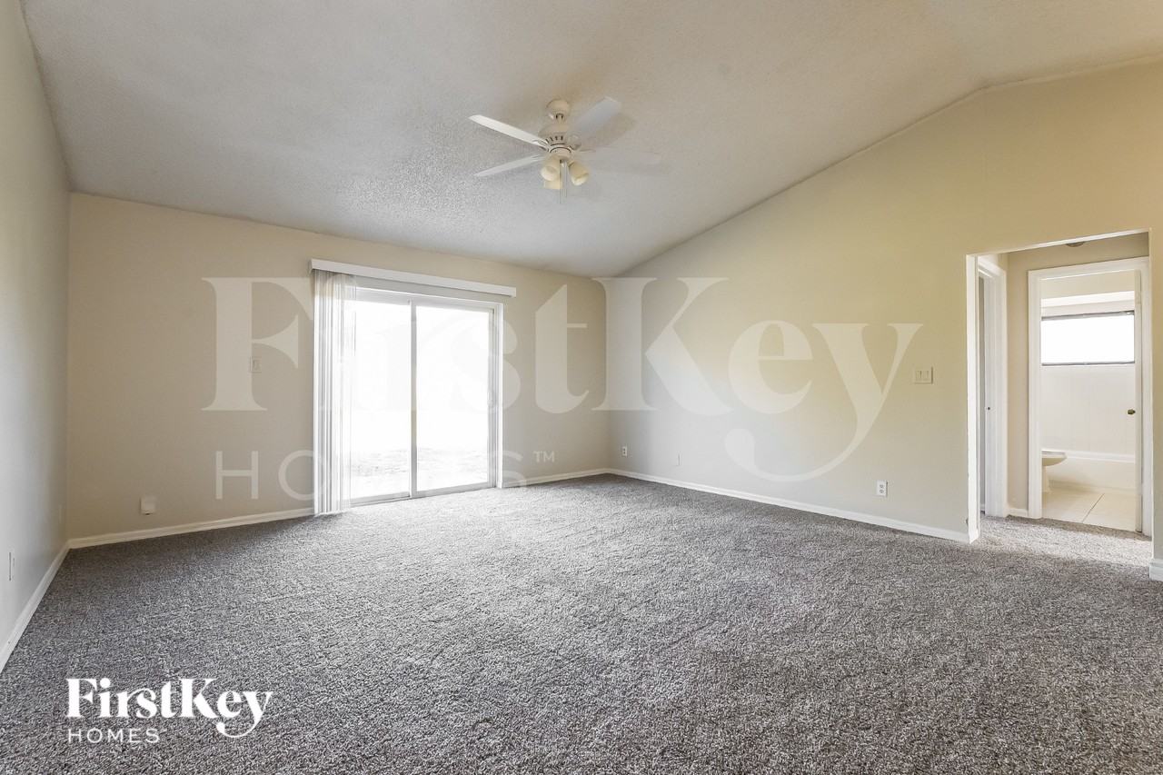 1051 Shepherd Ave - Photo 7 of 16