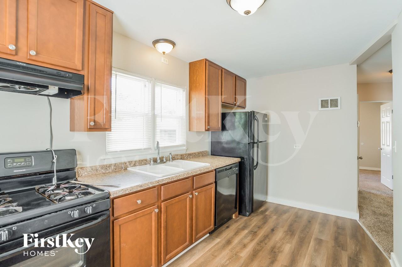 1026 Muirfield Ave - Photo 5 of 15