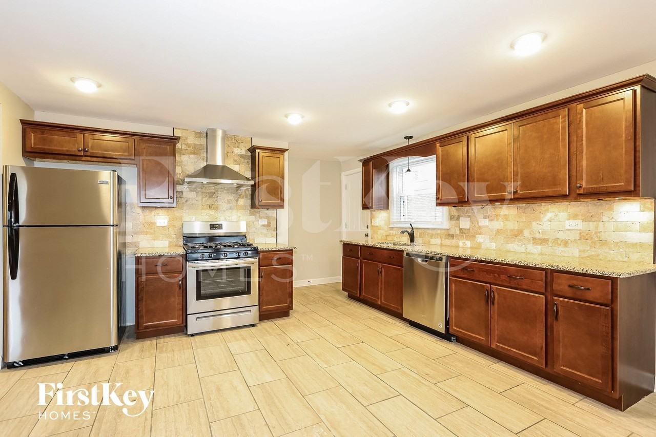 1018 E 161st Pl - Photo 5 of 15