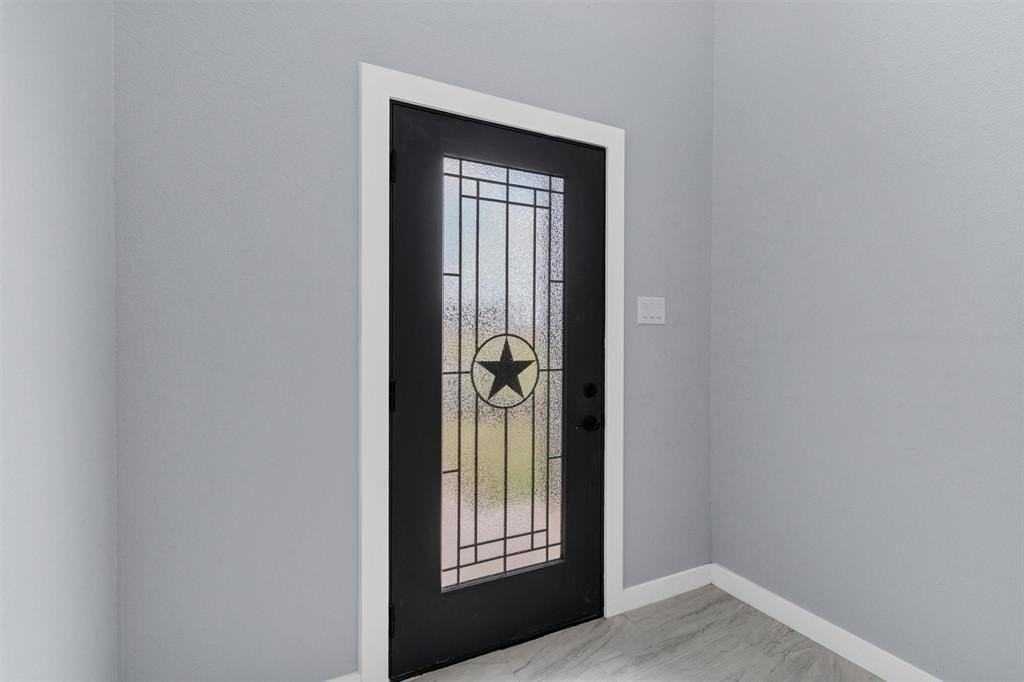 588 Highview Ct - Photo 6 of 40