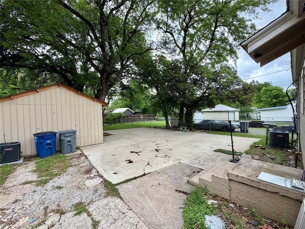 2303 Deer Path Dr - Photo 3 of 17