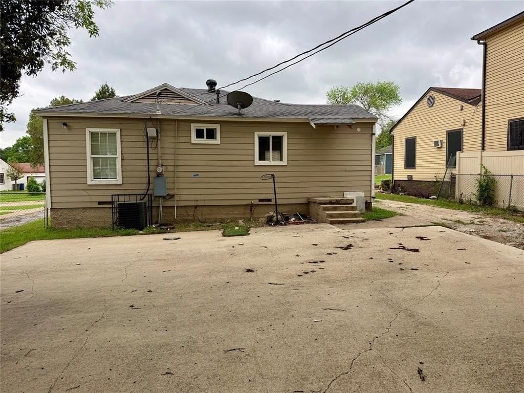 2303 Deer Path Dr - Photo 4 of 17