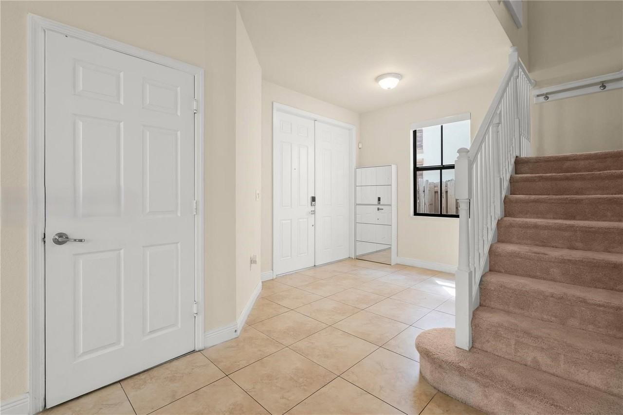 10021 Nw 87th Ter - Photo 5 of 8