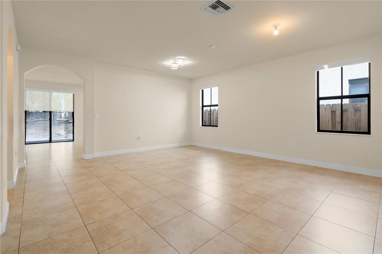 10021 Nw 87th Ter - Photo 6 of 8