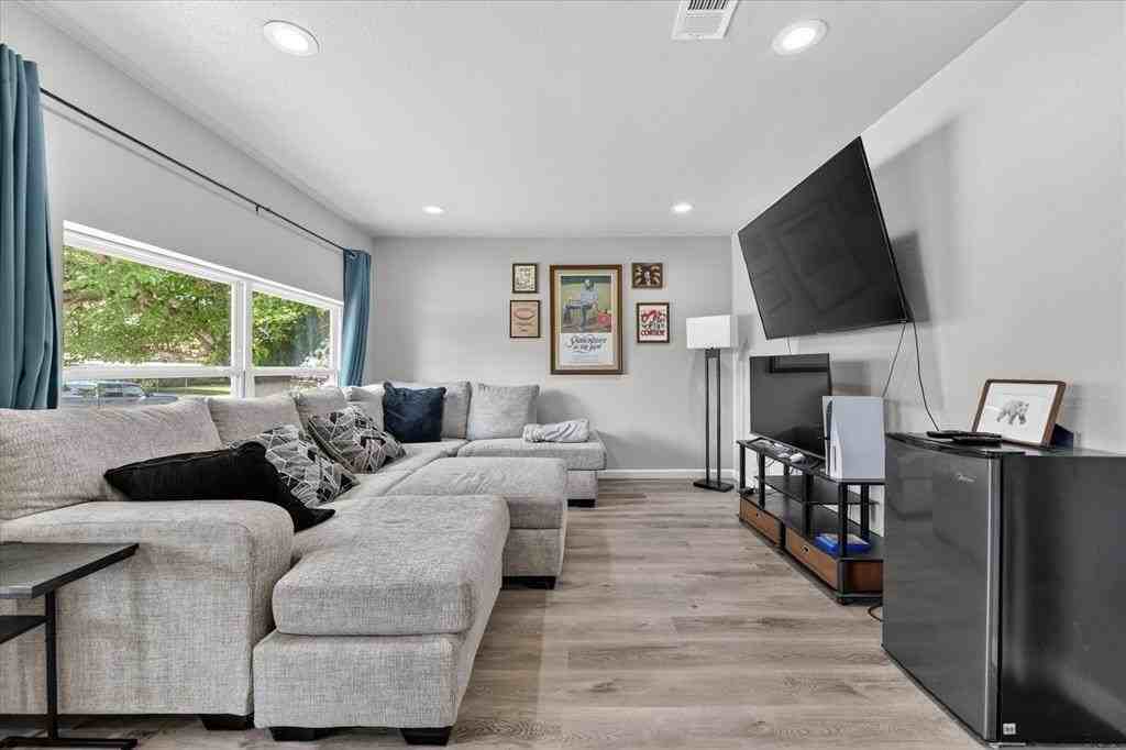 324 N Shore Pl - Photo 3 of 23