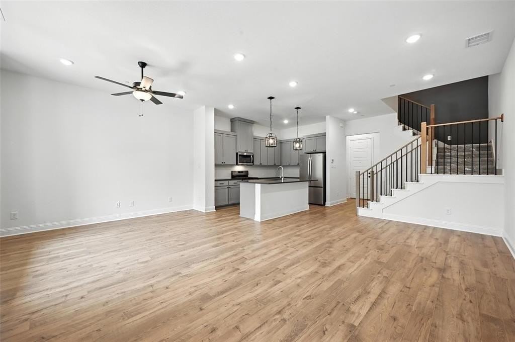 2528 Campden Mews - Photo 3 of 34