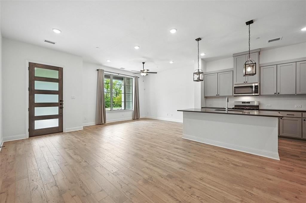 2528 Campden Mews - Photo 4 of 34