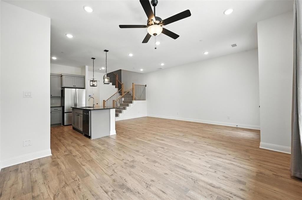 2528 Campden Mews - Photo 5 of 34