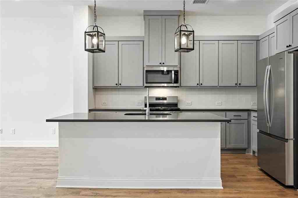 2528 Campden Mews - Photo 6 of 34