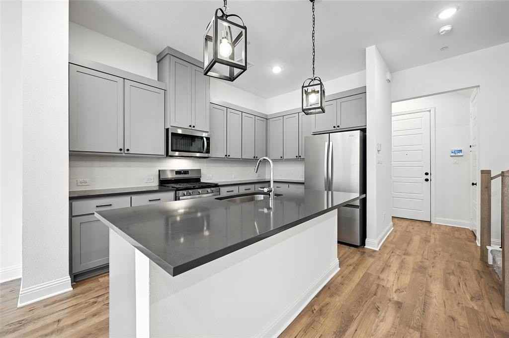 2528 Campden Mews - Photo 7 of 34