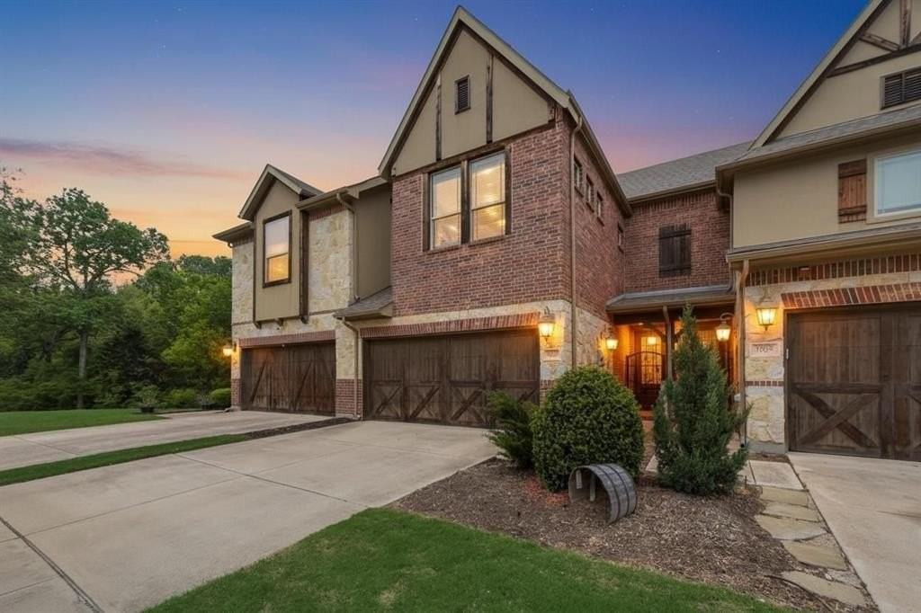 1003 Brook Hollow Dr - Photo 2 of 24