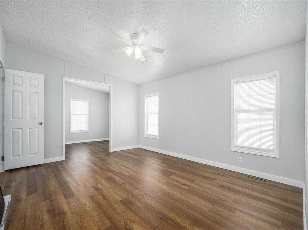 9558 Diamond Ave - Photo 7 of 17