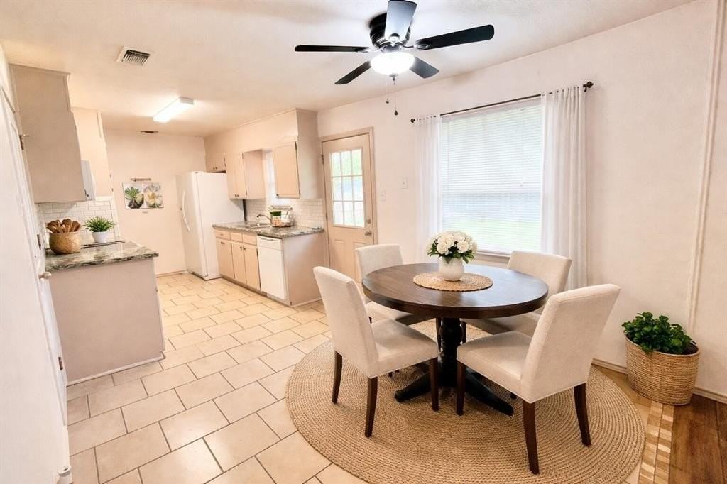 1105 Springdale Rd - Photo 4 of 18