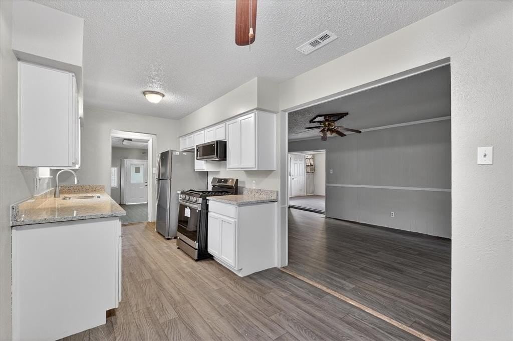 10517 Castlerock Dr - Photo 4 of 20