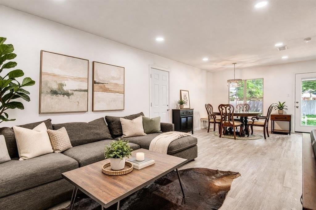 2427 Tolosa Dr - Photo 2 of 12