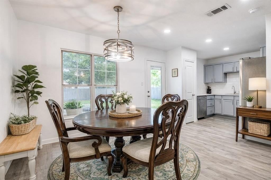 2427 Tolosa Dr - Photo 3 of 12