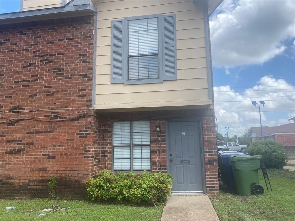 2826 Wimbledon Ct #D - Photo 2 of 19