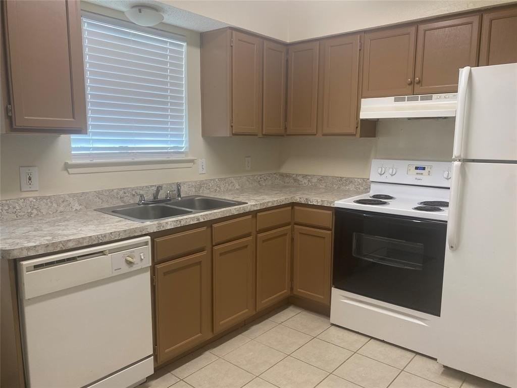 2826 Wimbledon Ct #D - Photo 4 of 19