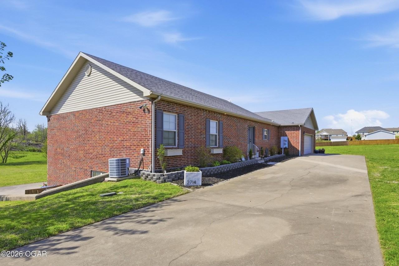 2714 S Adele Ave - Photo 3 of 37