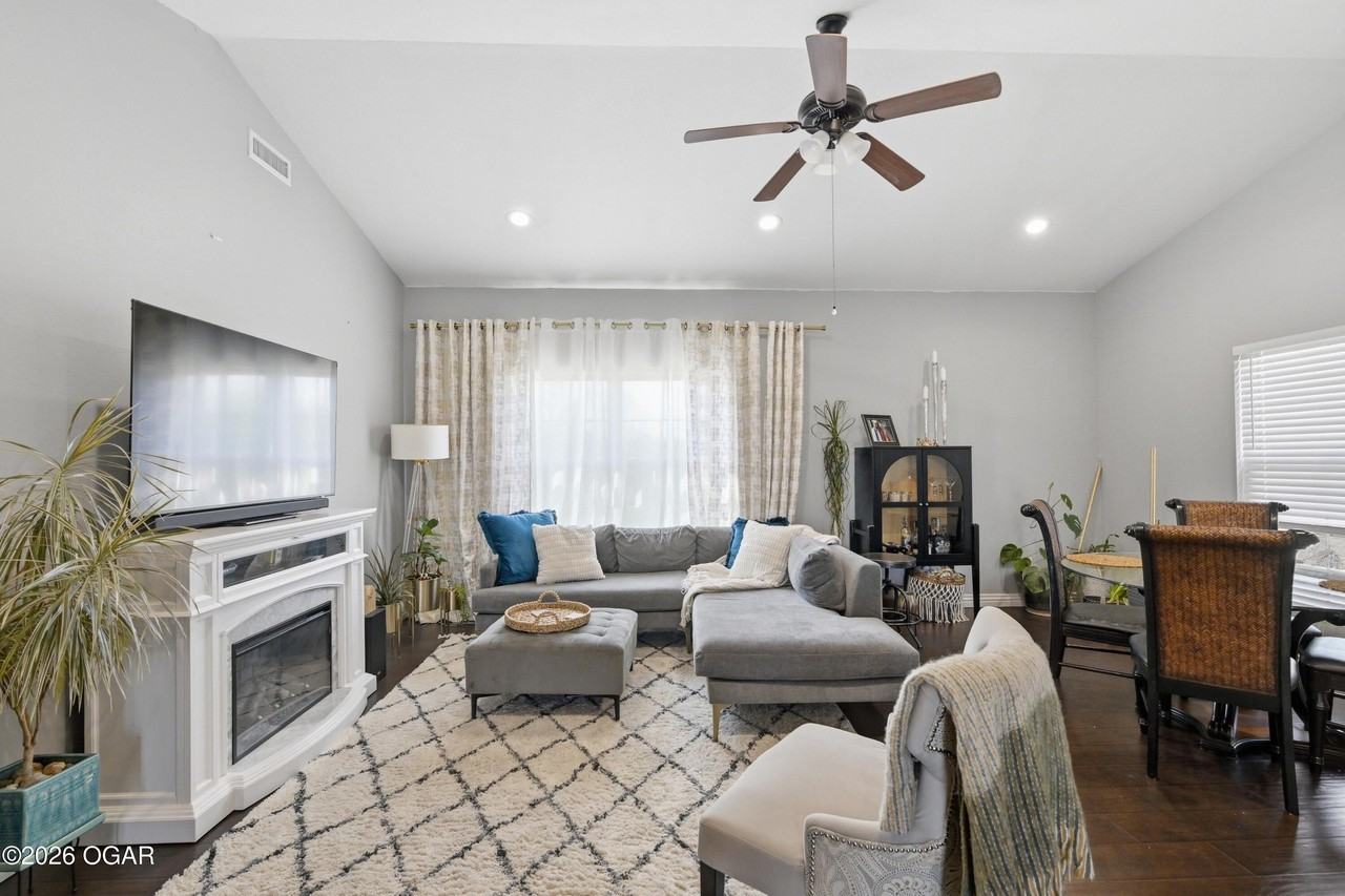 2714 S Adele Ave - Photo 5 of 37