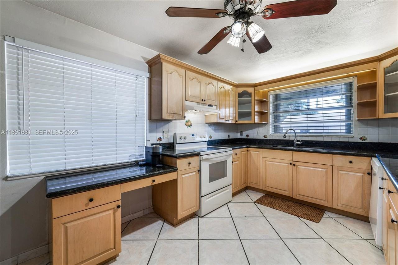 13040 Southwest 262nd Lane - Photo 7 of 29