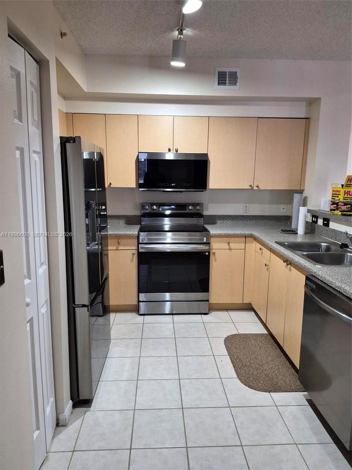 8050 N Nob Hill Rd #203 - Photo 3 of 8