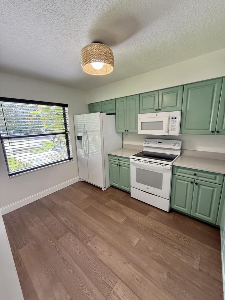 401 Sabal Ridge Cir #401B - Photo 4 of 27