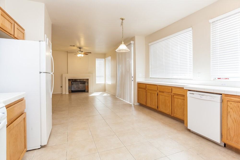 2413 Bloomington Dr - Photo 4 of 15