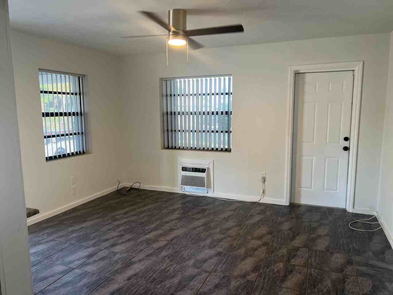 1202 S M St - Photo 3 of 9