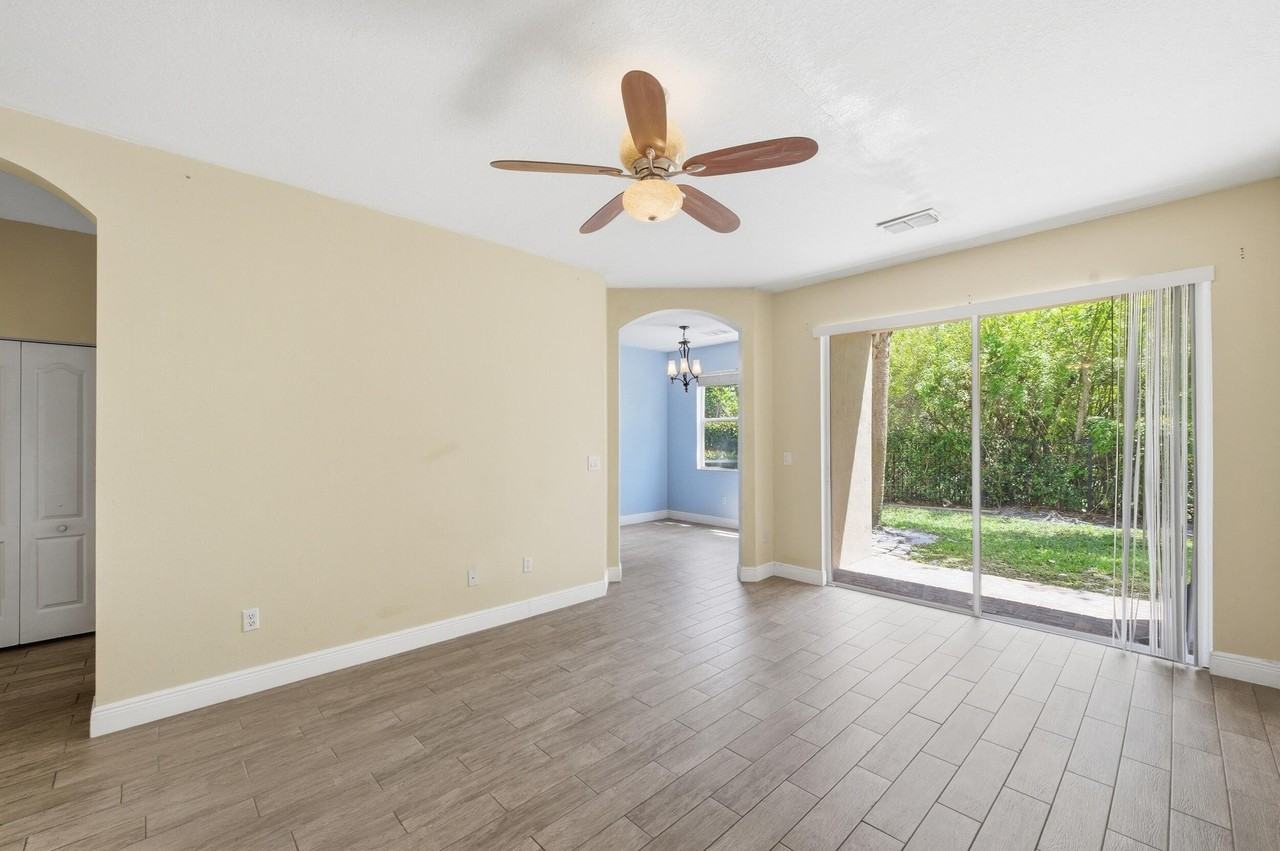 1810 Seminole Palms Dr - Photo 2 of 30