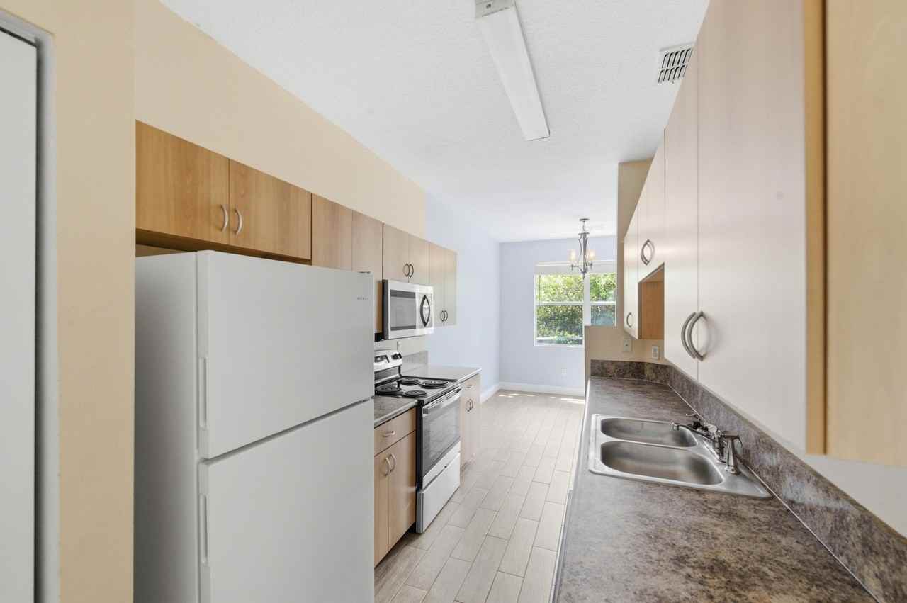 1810 Seminole Palms Dr - Photo 4 of 30