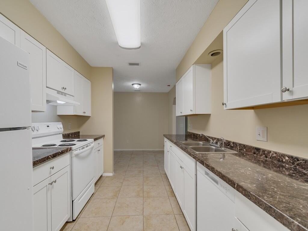 1166 Se Preston Ln - Photo 3 of 30