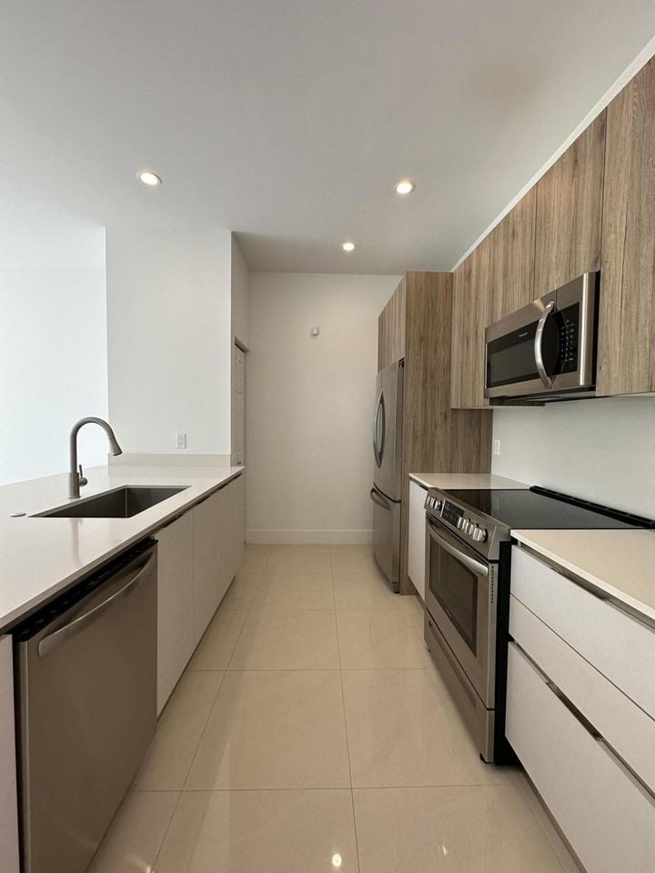 815 Ne 17th Ave #2 - Photo 3 of 27