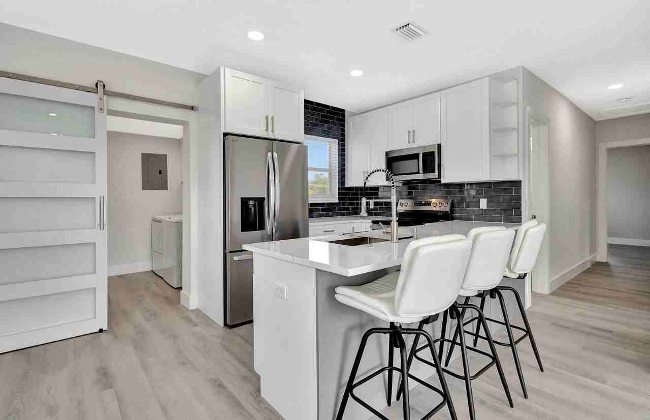 1335 Lee St - Photo 4 of 32