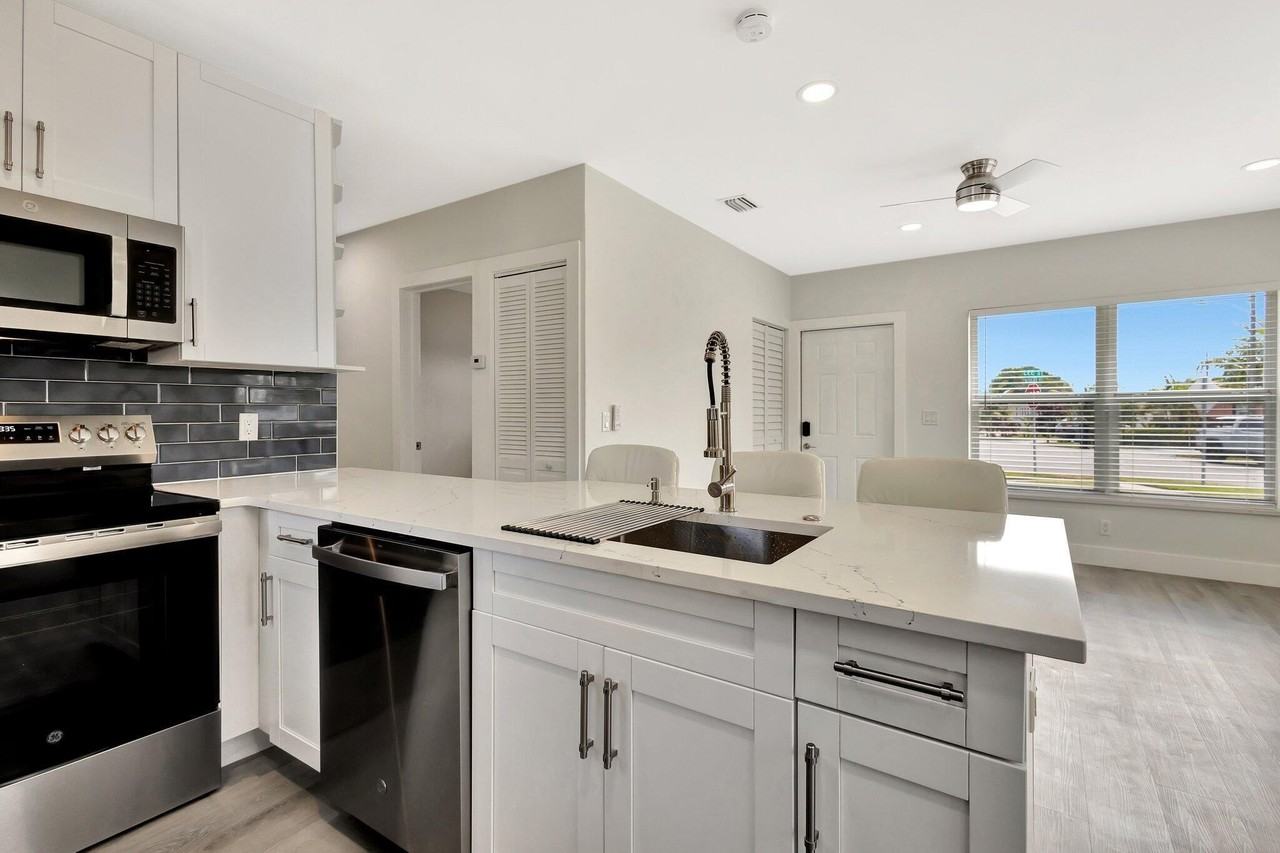 1335 Lee St - Photo 6 of 32