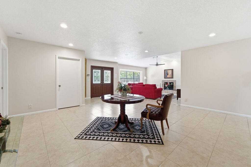 5562 Reynolds Rd - Photo 4 of 39