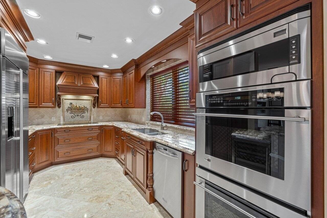 870 Nw 7th St - Photo 7 of 37