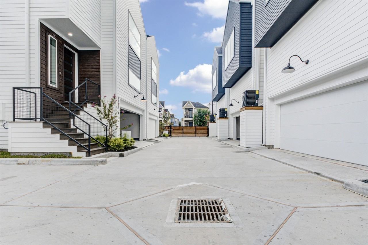 1131 W 17th St - Photo 2 of 33