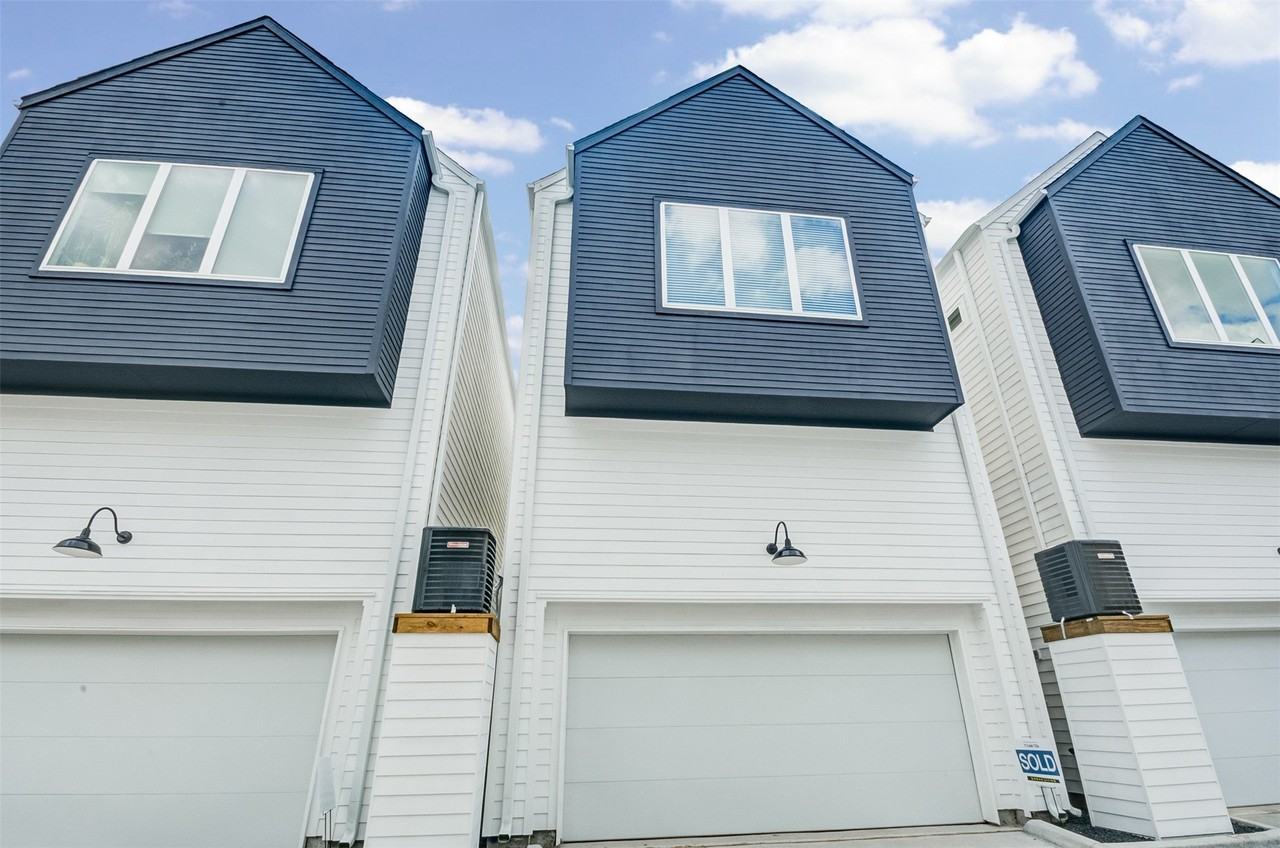 1131 W 17th St - Photo 3 of 33