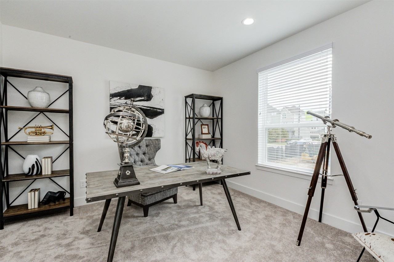 1131 W 17th St - Photo 6 of 33